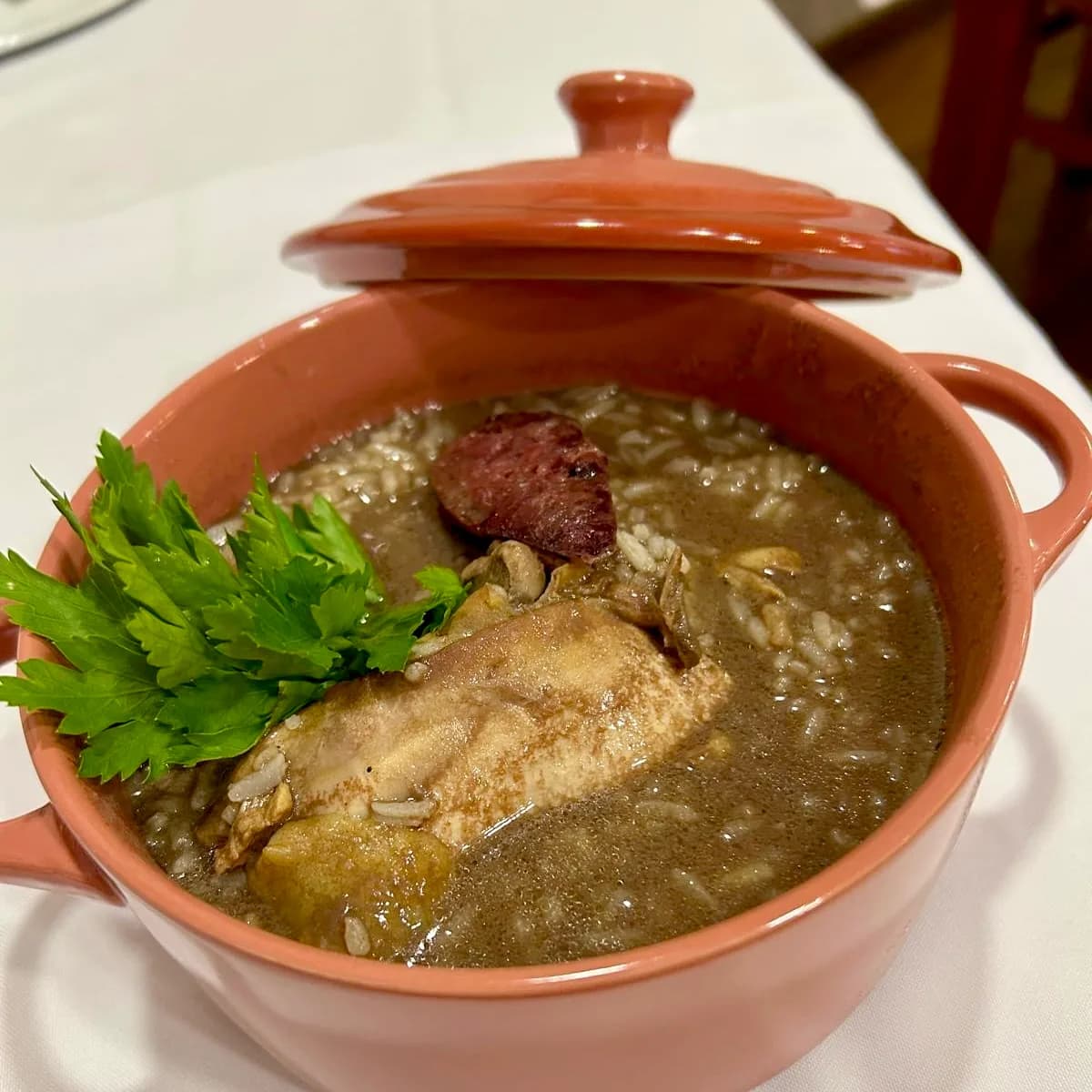 Cabidela de frango com arroz e molho de sangue