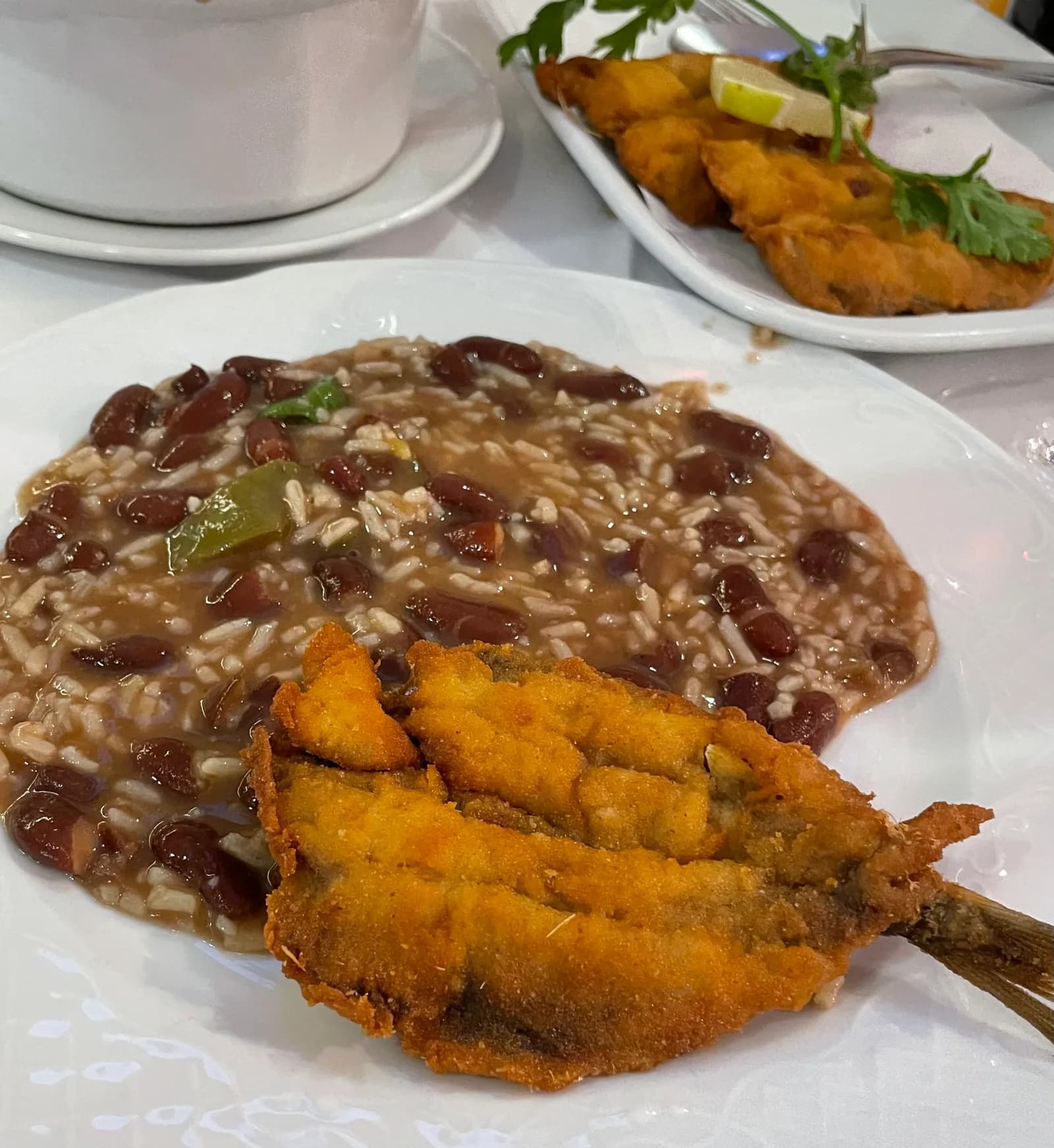 Costeletas de sardinha grelhadas com arroz de feijão malandro