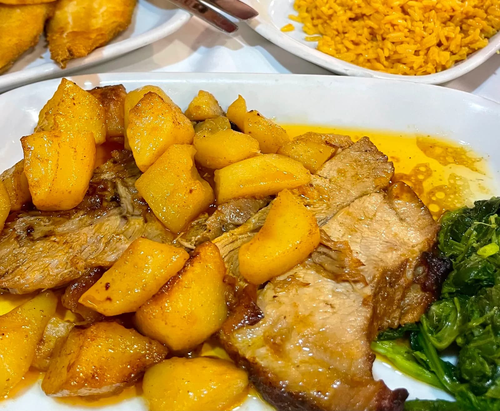 Vitela assada no forno, fatiada e dourada