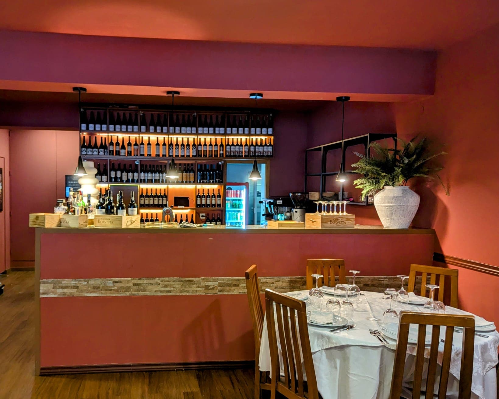 Bar do Senhor Zé com garrafeira de vinhos do Douro e Porto