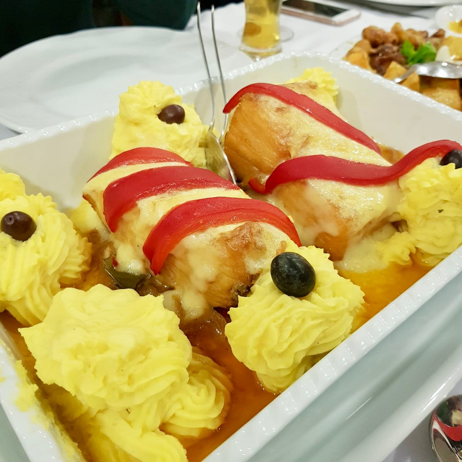 Bacalhau à Zé do Pipo coberto com puré gratinado e cebolada