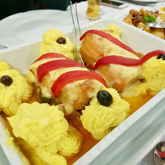 Lomo de bacalao Zé do Pipo gratinado con puré, pimiento y aceitunas