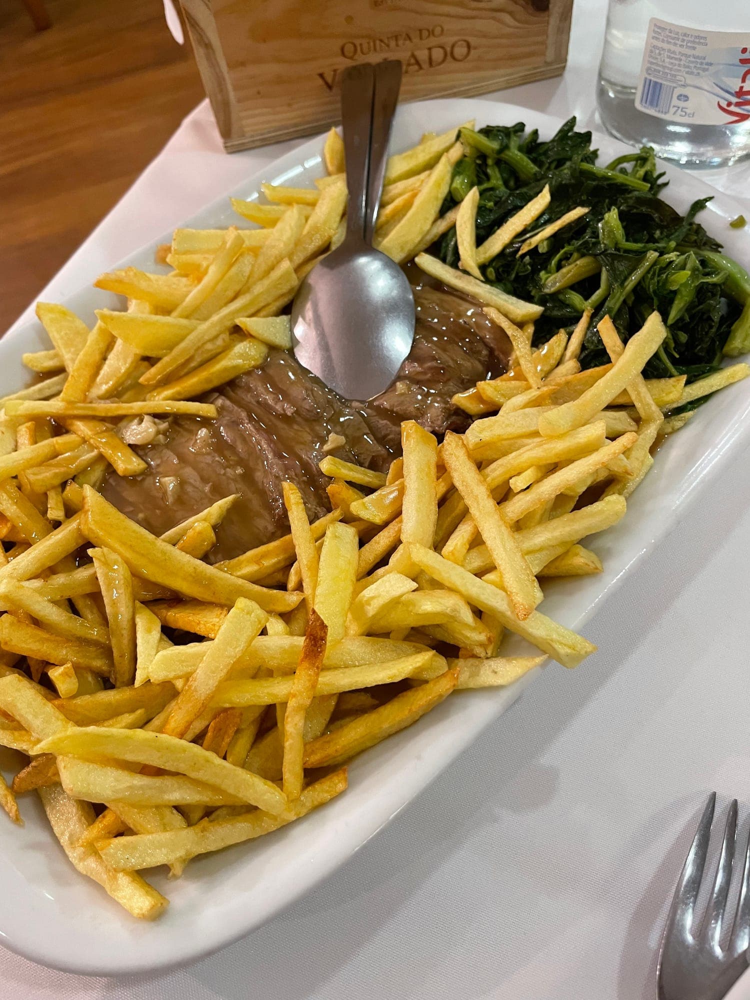 Bife à Senhor Zé com molho da casa, batata frita e grelos