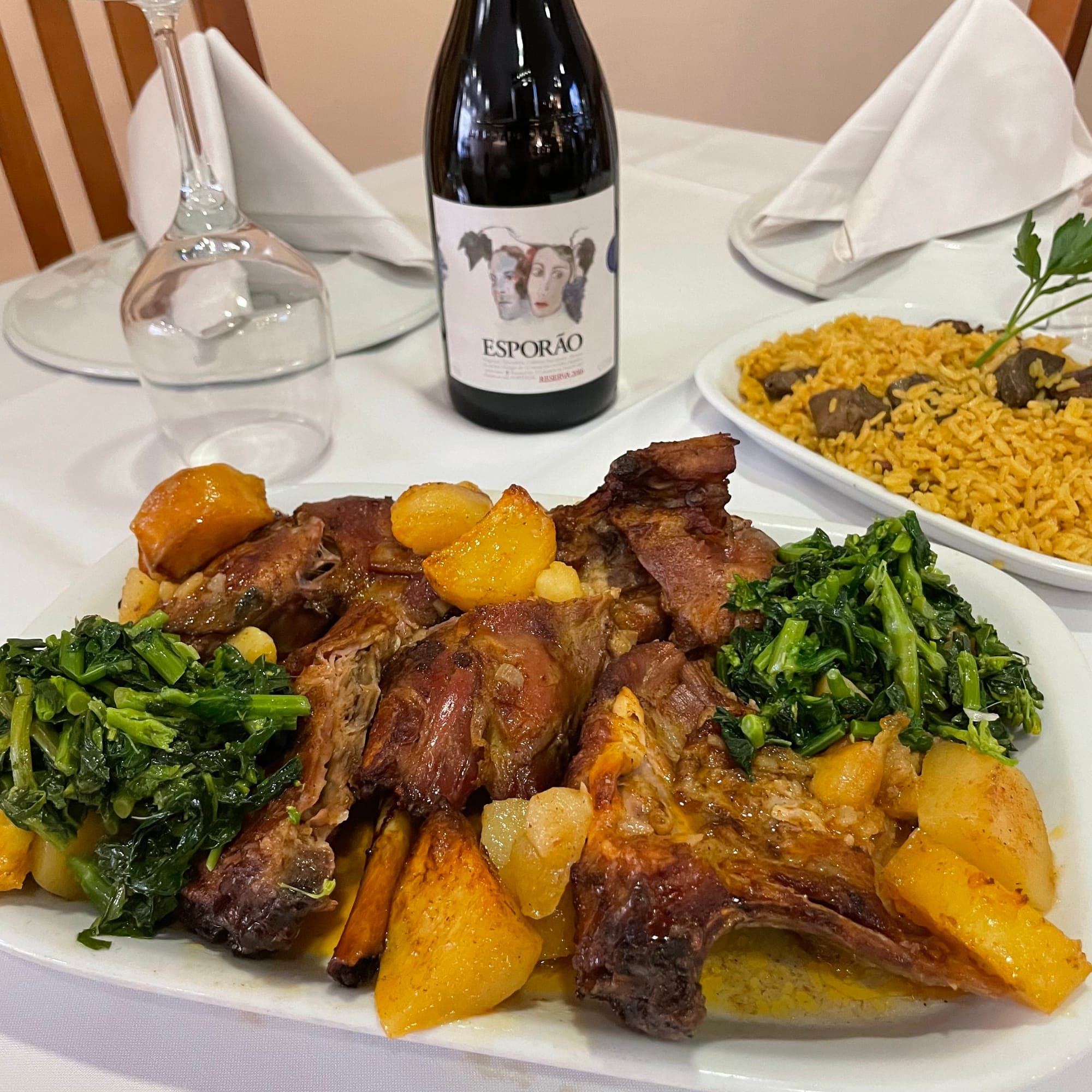 Cabrito assado no forno, fatiado e dourado