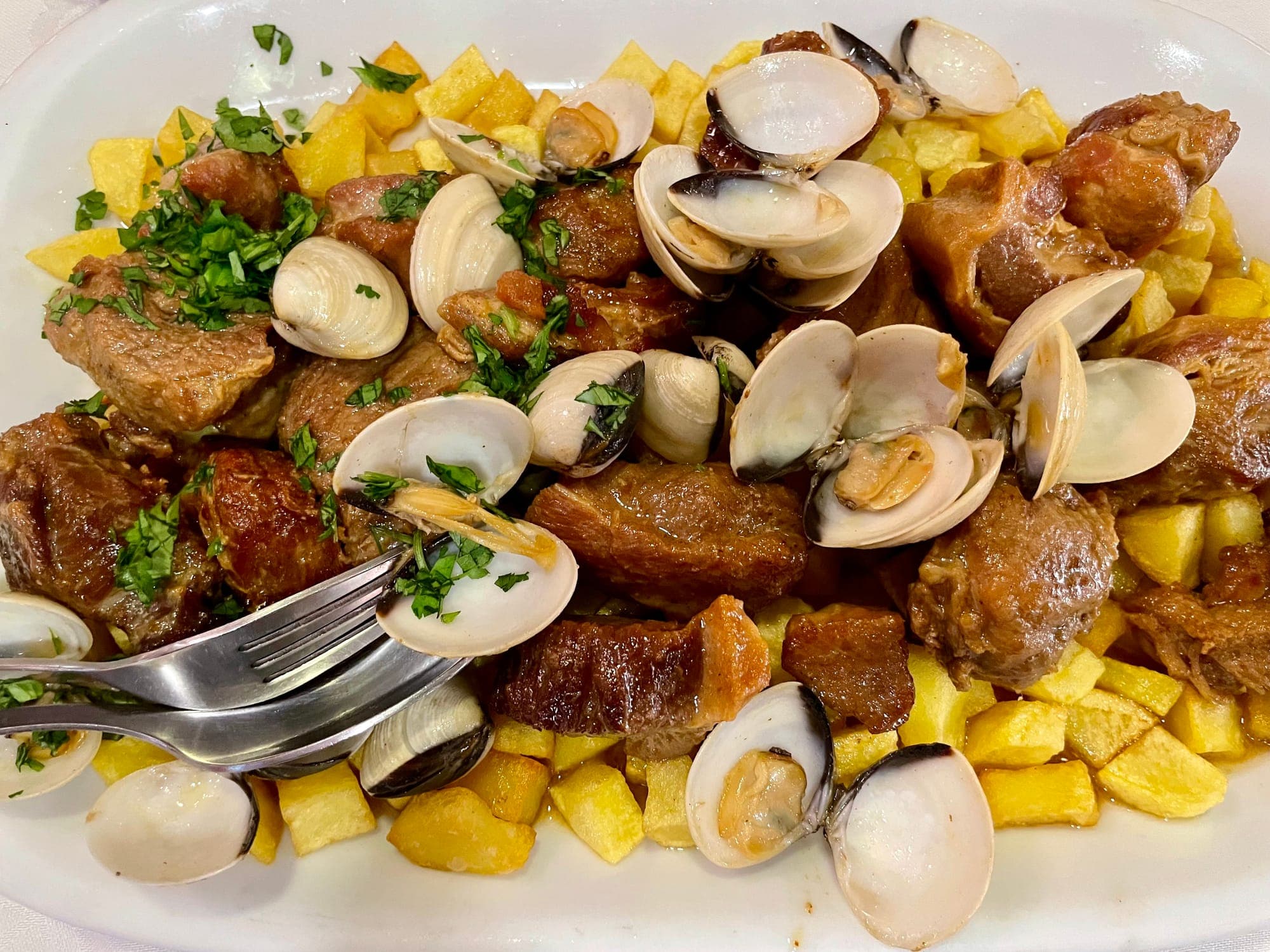 Carne de porco à alentejana com amêijoas, batata aos cubos e coentros