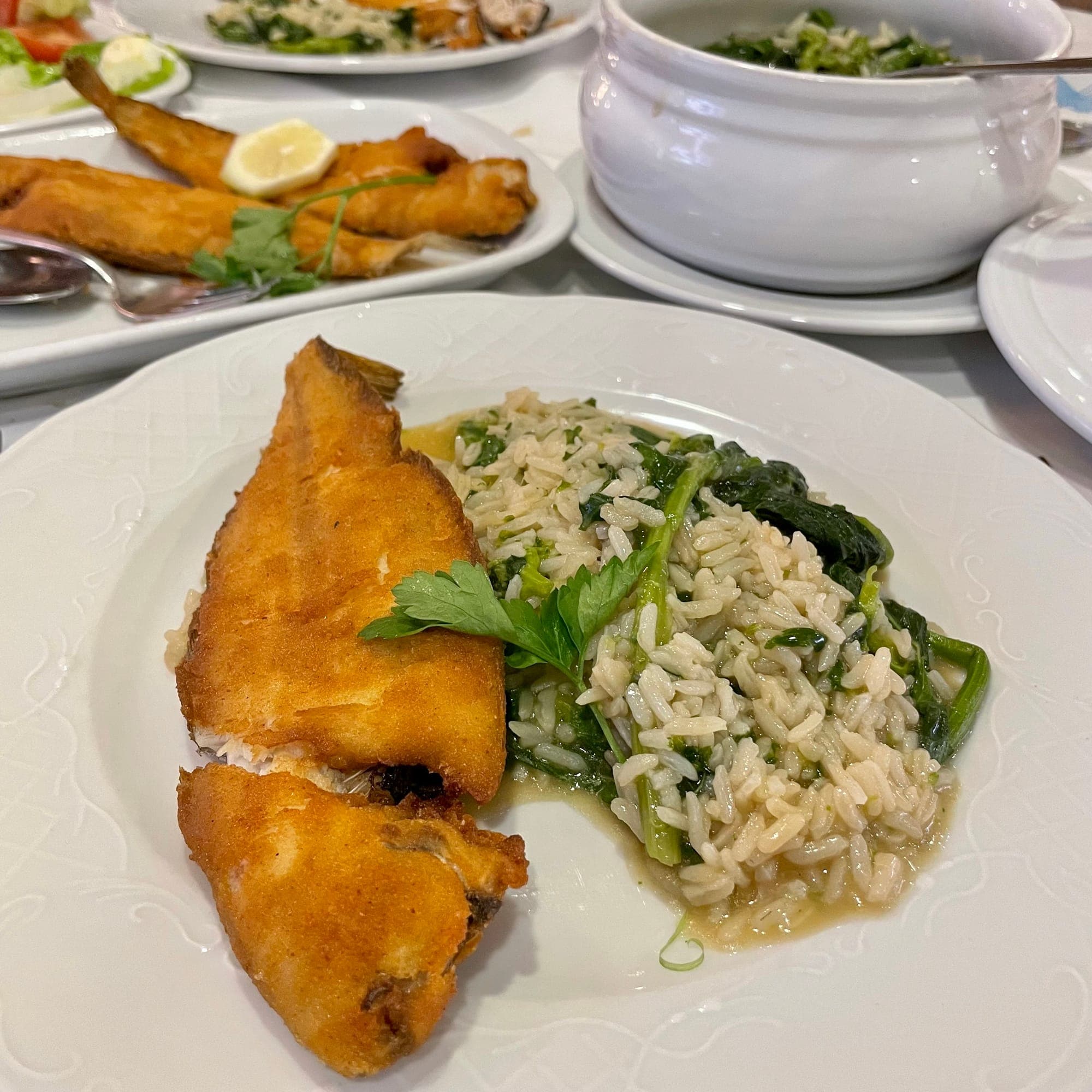 Linguadinhos fritos com arroz de grelos