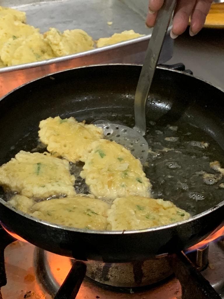 Pataniscas de bacalhau caseiras, fritas na hora, servidas com arroz de feijão