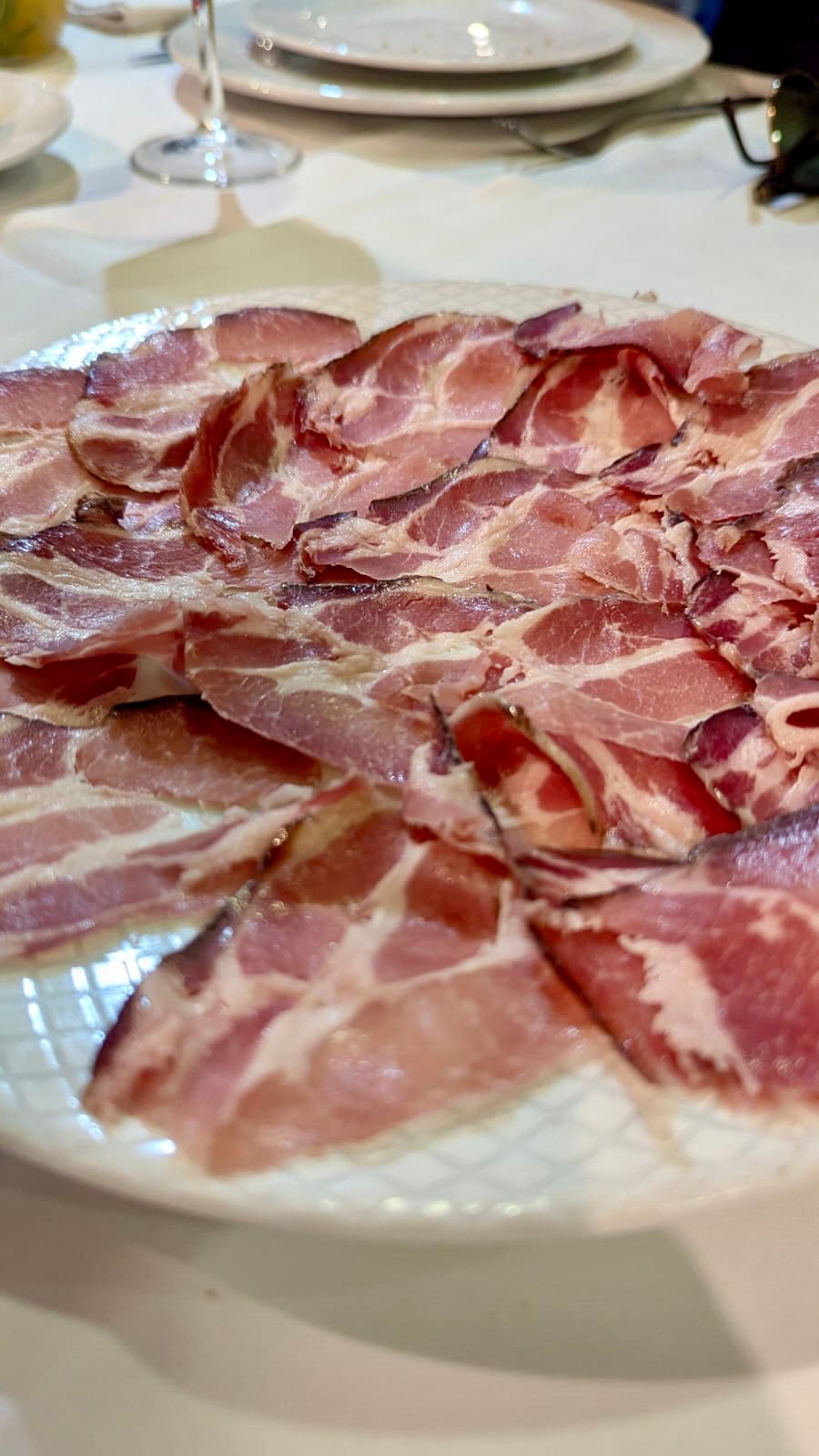 Salpicão fumado cortado fino, fumeiro tradicional português
